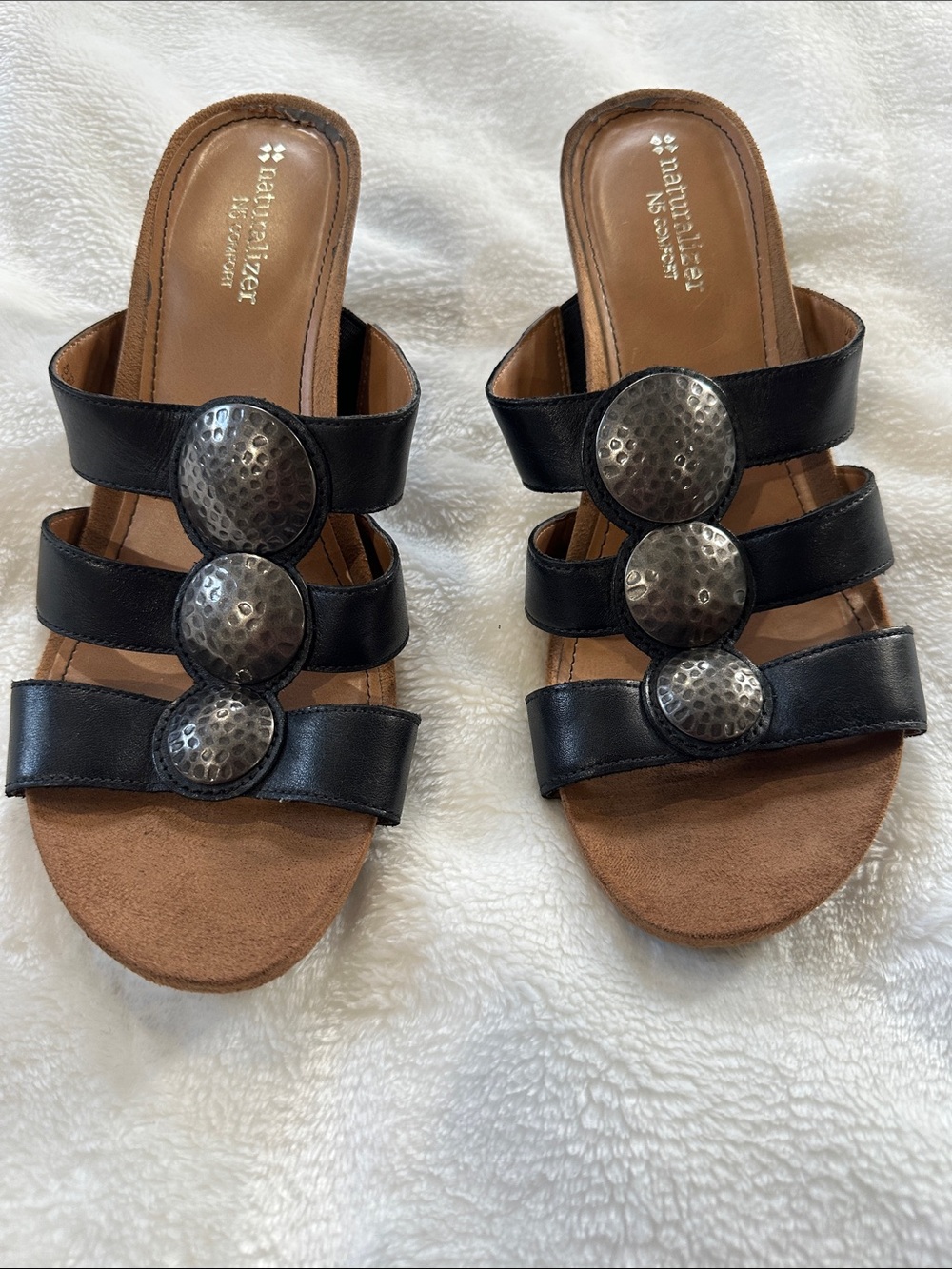 NATURALIZER Black Leather Triple-Metal Disc Slide Mules Sz8.5 Fun Feminine Boho